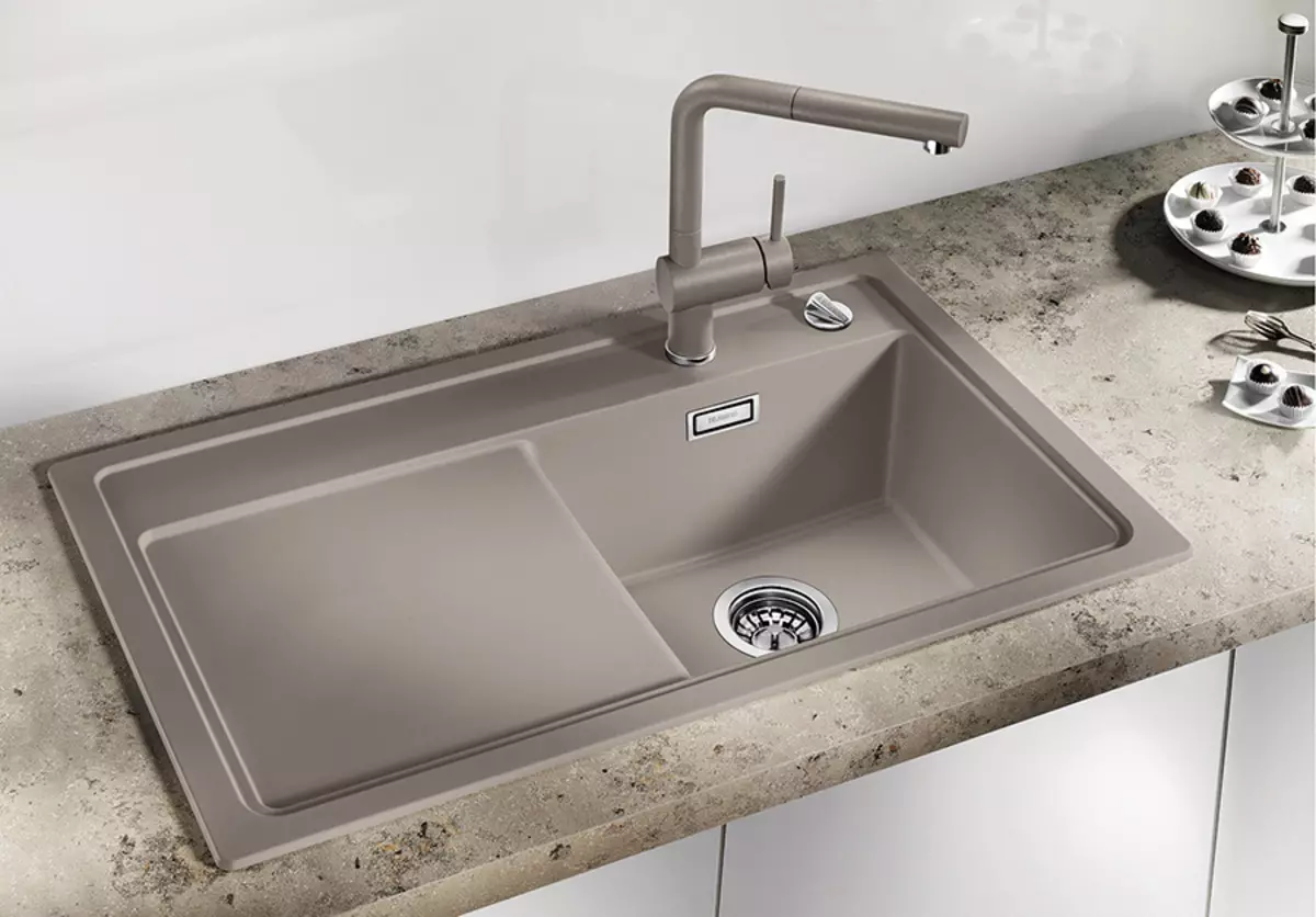 Batu Sinks untuk Dapur (52 foto): Kitchen Sinks dari Batu Buatan dan Batu Alam, Pro dan Kontra, Model Overhead dan Mortise, Rating Produsen 21049_42