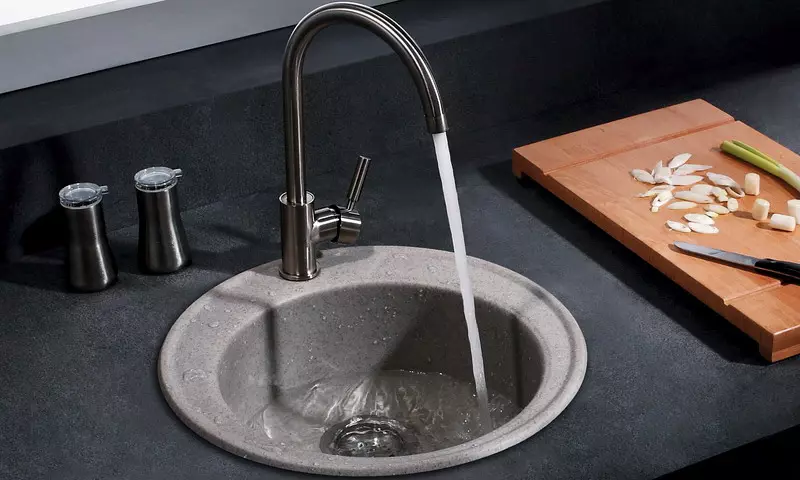 Mramora umivaonika za kuhinju: izbor sudopera od umjetnih i prirodnih mramora. Proso i nedostaci modela boja 21051_12