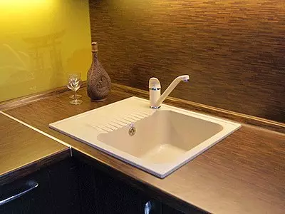 Mramora umivaonika za kuhinju: izbor sudopera od umjetnih i prirodnih mramora. Proso i nedostaci modela boja 21051_17