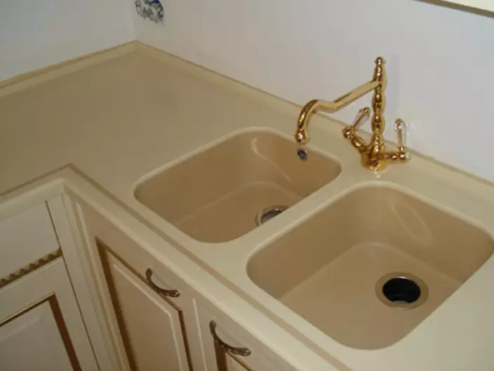 Mramora umivaonika za kuhinju: izbor sudopera od umjetnih i prirodnih mramora. Proso i nedostaci modela boja 21051_18