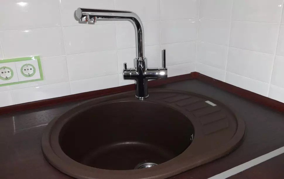 Sink kanggo pawon franke (17 Foto): kekandelan logam ing dapur stainless steel sink, model mortise lan varietas liyane 21052_11