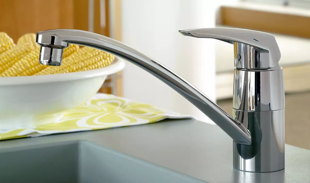 باورچی خانے کے faucets (68 تصاویر): ریٹرو سٹائل اور دیگر ماڈلوں میں دھونے کے لئے باورچی خانے کے نل، طویل اخراج کے ساتھ ڈوب کے لئے سینسر مکسر کا جائزہ لینے کے، ترمامیٹر 21053_10