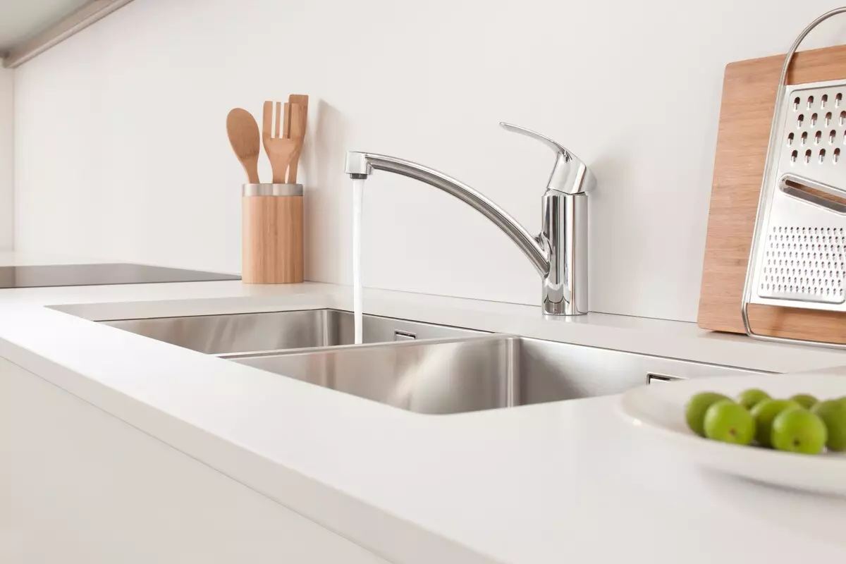 باورچی خانے کے faucets (68 تصاویر): ریٹرو سٹائل اور دیگر ماڈلوں میں دھونے کے لئے باورچی خانے کے نل، طویل اخراج کے ساتھ ڈوب کے لئے سینسر مکسر کا جائزہ لینے کے، ترمامیٹر 21053_13