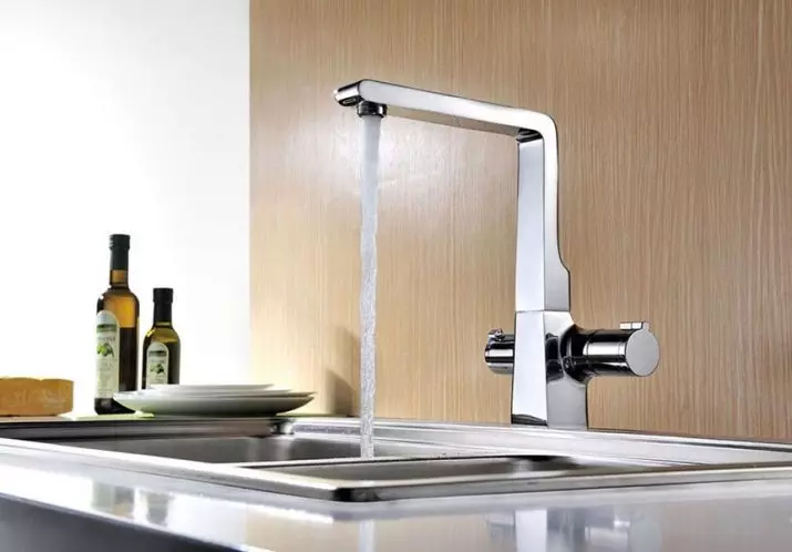 باورچی خانے کے faucets (68 تصاویر): ریٹرو سٹائل اور دیگر ماڈلوں میں دھونے کے لئے باورچی خانے کے نل، طویل اخراج کے ساتھ ڈوب کے لئے سینسر مکسر کا جائزہ لینے کے، ترمامیٹر 21053_15