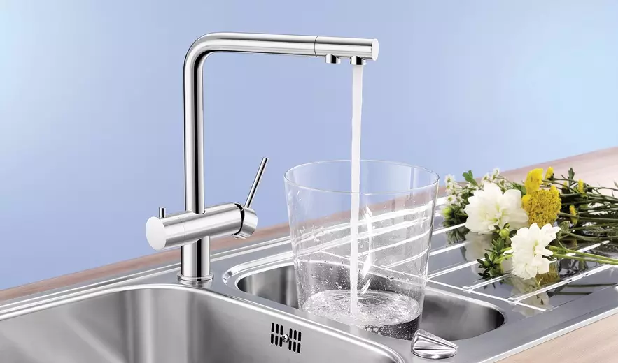 باورچی خانے کے faucets (68 تصاویر): ریٹرو سٹائل اور دیگر ماڈلوں میں دھونے کے لئے باورچی خانے کے نل، طویل اخراج کے ساتھ ڈوب کے لئے سینسر مکسر کا جائزہ لینے کے، ترمامیٹر 21053_27