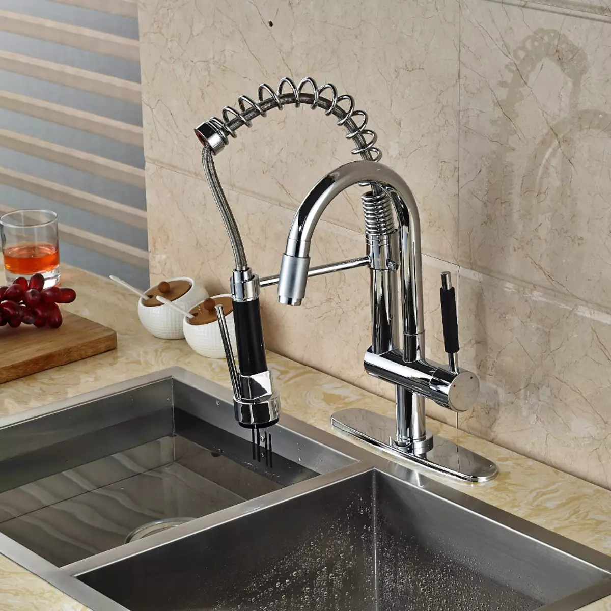 باورچی خانے کے faucets (68 تصاویر): ریٹرو سٹائل اور دیگر ماڈلوں میں دھونے کے لئے باورچی خانے کے نل، طویل اخراج کے ساتھ ڈوب کے لئے سینسر مکسر کا جائزہ لینے کے، ترمامیٹر 21053_28