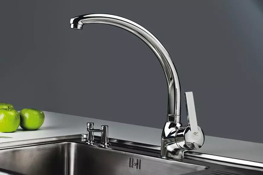 باورچی خانے کے faucets (68 تصاویر): ریٹرو سٹائل اور دیگر ماڈلوں میں دھونے کے لئے باورچی خانے کے نل، طویل اخراج کے ساتھ ڈوب کے لئے سینسر مکسر کا جائزہ لینے کے، ترمامیٹر 21053_32