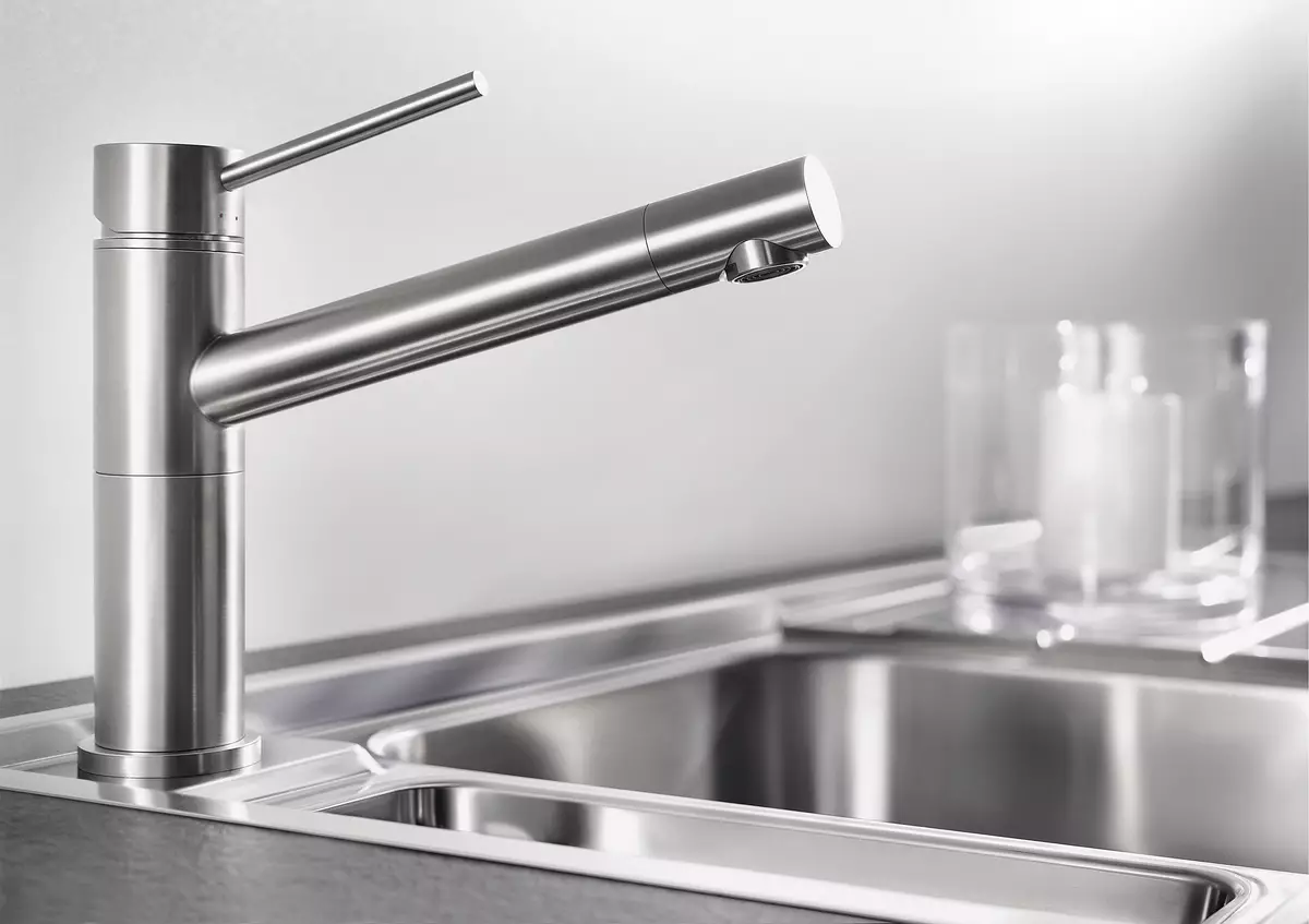 باورچی خانے کے faucets (68 تصاویر): ریٹرو سٹائل اور دیگر ماڈلوں میں دھونے کے لئے باورچی خانے کے نل، طویل اخراج کے ساتھ ڈوب کے لئے سینسر مکسر کا جائزہ لینے کے، ترمامیٹر 21053_39