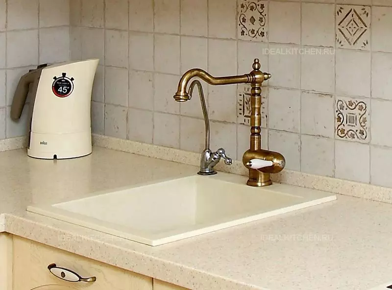 باورچی خانے کے faucets (68 تصاویر): ریٹرو سٹائل اور دیگر ماڈلوں میں دھونے کے لئے باورچی خانے کے نل، طویل اخراج کے ساتھ ڈوب کے لئے سینسر مکسر کا جائزہ لینے کے، ترمامیٹر 21053_49