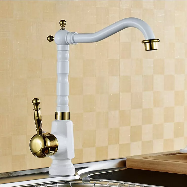 باورچی خانے کے faucets (68 تصاویر): ریٹرو سٹائل اور دیگر ماڈلوں میں دھونے کے لئے باورچی خانے کے نل، طویل اخراج کے ساتھ ڈوب کے لئے سینسر مکسر کا جائزہ لینے کے، ترمامیٹر 21053_56