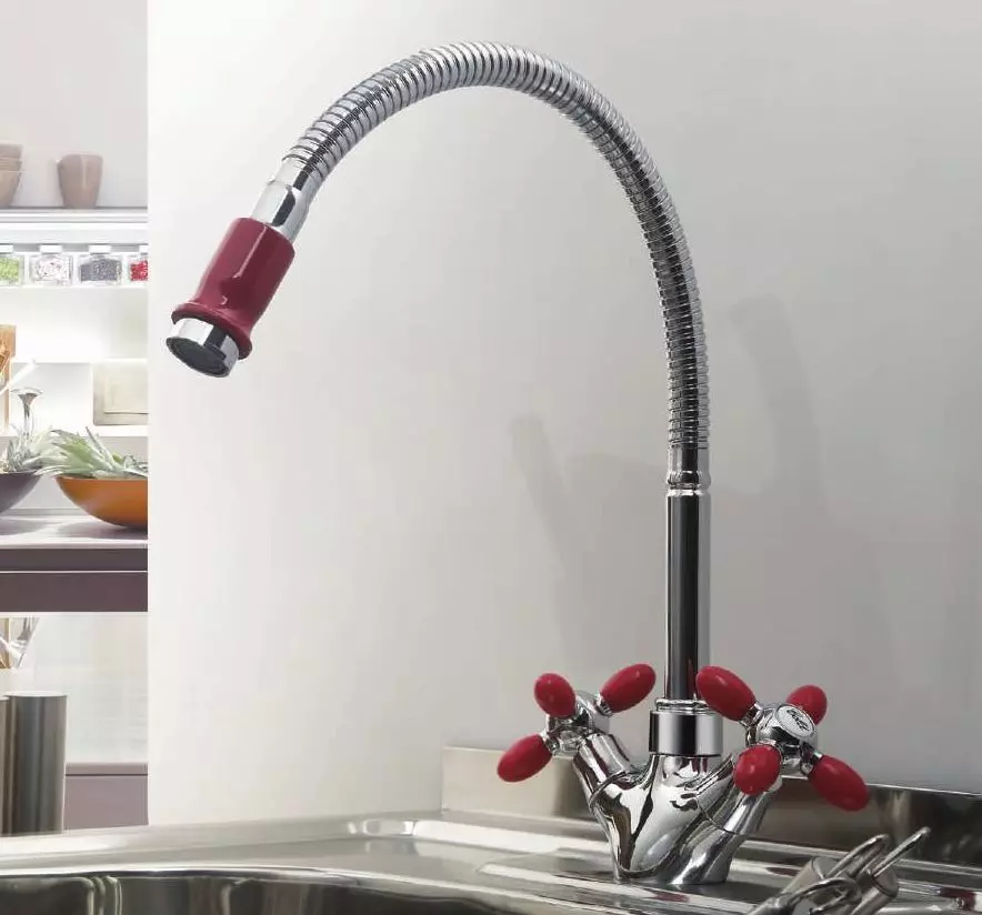 باورچی خانے کے faucets (68 تصاویر): ریٹرو سٹائل اور دیگر ماڈلوں میں دھونے کے لئے باورچی خانے کے نل، طویل اخراج کے ساتھ ڈوب کے لئے سینسر مکسر کا جائزہ لینے کے، ترمامیٹر 21053_9