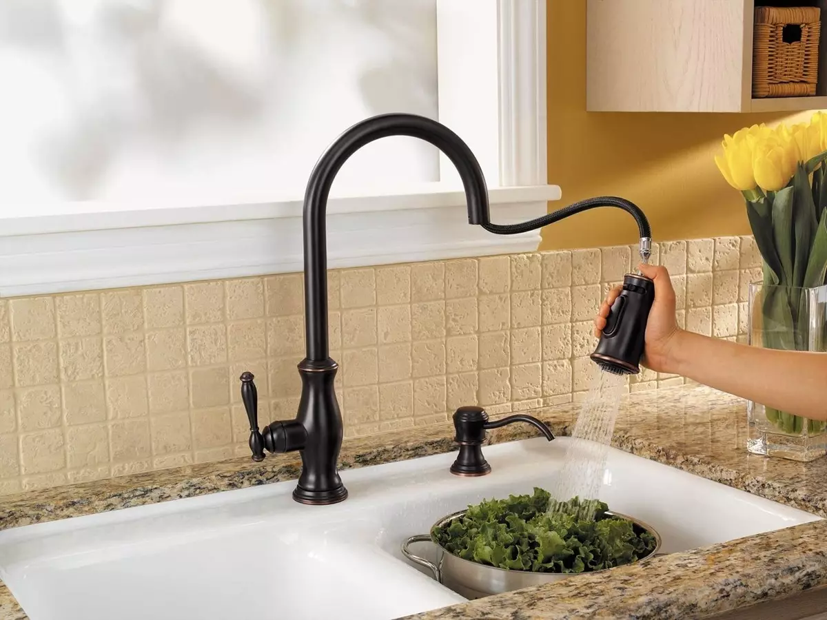 रसोई के लिए काले faucets (23 तस्वीरें): एक स्लाइडिंग पानी के साथ काले ग्रेनाइट, प्लस और विपक्ष सिरेमिक काले मॉडल के रसोई क्रेन का अवलोकन कर सकते हैं 21054_2