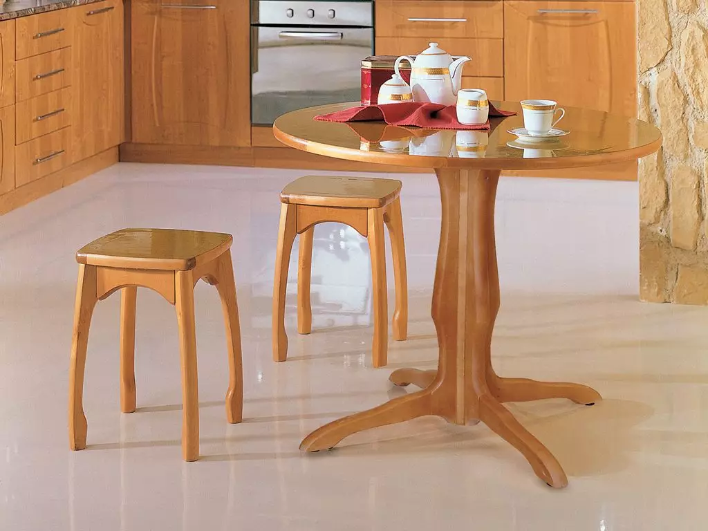 Табели за кујна на една нога (42 фотографии): кујнски табели Овални и тркалезни форми на централната поддршка, лизгачки јадење маси на една нога 21059_25