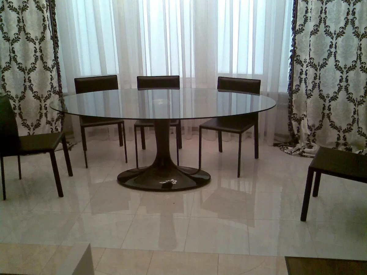 Táboas para a cociña nunha perna (42 fotos): táboas de cociña formas ovais e redondas no soporte central, mesas de cea deslizantes nunha perna 21059_9