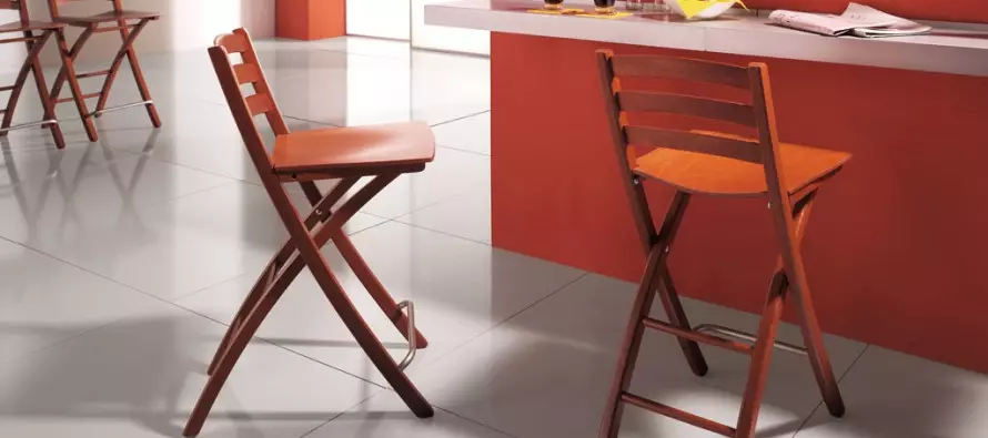 Խոհանոցի աթոռներ եւ սեղաններ (98 լուսանկար). Խոհանոցի ճաշասենյակի ընտրություն, սպիտակ եւ այլ գույնի փայտե հավաքածուներ, ժամանակակից ինտերիեր, գեղեցիկ կլոր սեղանների եւ այլ տարբերակներ 21063_33