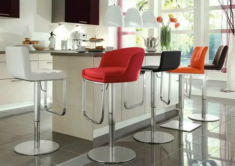 Խոհանոցի աթոռներ եւ սեղաններ (98 լուսանկար). Խոհանոցի ճաշասենյակի ընտրություն, սպիտակ եւ այլ գույնի փայտե հավաքածուներ, ժամանակակից ինտերիեր, գեղեցիկ կլոր սեղանների եւ այլ տարբերակներ 21063_34