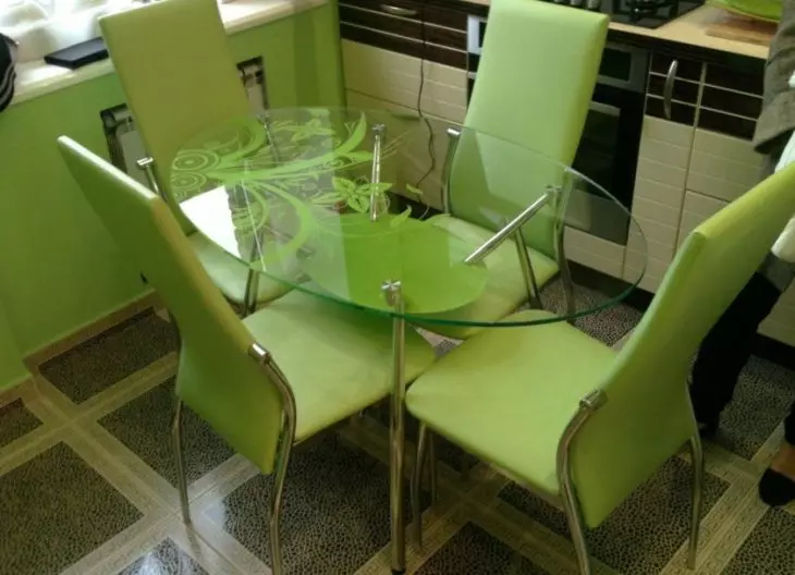Խոհանոցի աթոռներ եւ սեղաններ (98 լուսանկար). Խոհանոցի ճաշասենյակի ընտրություն, սպիտակ եւ այլ գույնի փայտե հավաքածուներ, ժամանակակից ինտերիեր, գեղեցիկ կլոր սեղանների եւ այլ տարբերակներ 21063_55