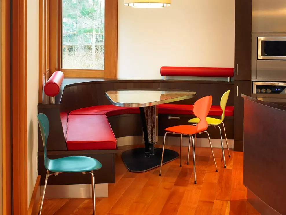 Խոհանոցի աթոռներ եւ սեղաններ (98 լուսանկար). Խոհանոցի ճաշասենյակի ընտրություն, սպիտակ եւ այլ գույնի փայտե հավաքածուներ, ժամանակակից ինտերիեր, գեղեցիկ կլոր սեղանների եւ այլ տարբերակներ 21063_84