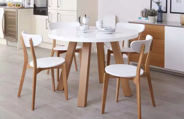 Խոհանոցի աթոռներ եւ սեղաններ (98 լուսանկար). Խոհանոցի ճաշասենյակի ընտրություն, սպիտակ եւ այլ գույնի փայտե հավաքածուներ, ժամանակակից ինտերիեր, գեղեցիկ կլոր սեղանների եւ այլ տարբերակներ 21063_9