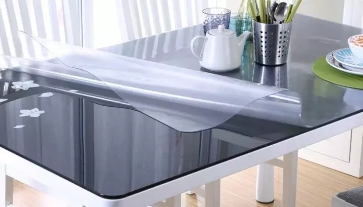 Veshje për tavolinën e kuzhinës (36 foto): Glass lëngshme në tavolinë kuzhine dhe linings silikoni, film transparent mbrojtës dhe opsione të tjera 21066_24