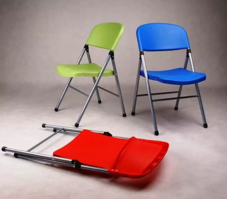 折疊廚房椅子（43張照片）：帶靠背，木製廚房椅子變壓器和其他折疊型號的折疊型號 21067_25