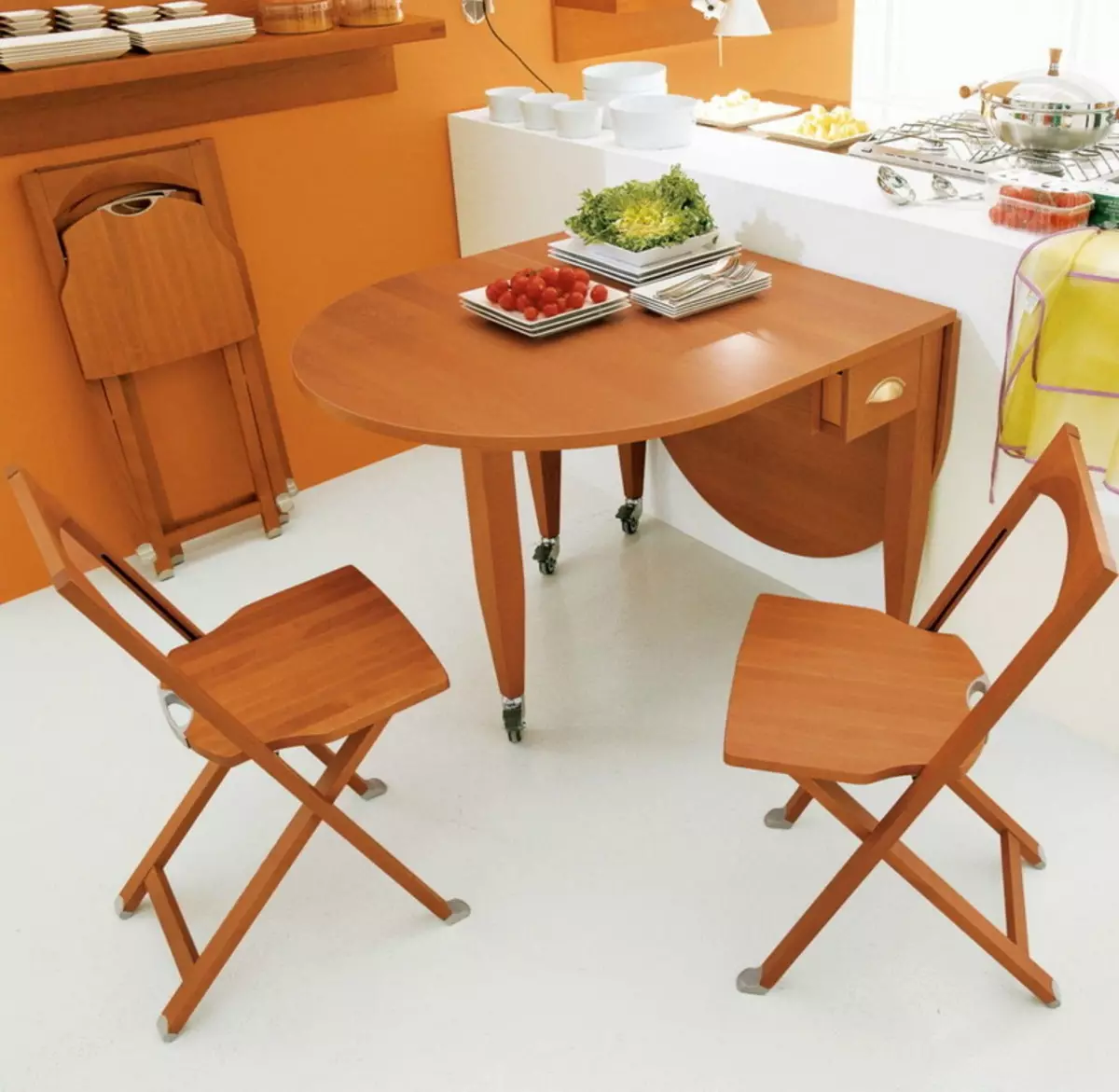 Skladacie kuchynské stoličky (43 fotiek): skladacie modely s operadlom, drevené kuchynské stoličky transformátory a iné skladacie modely 21067_9