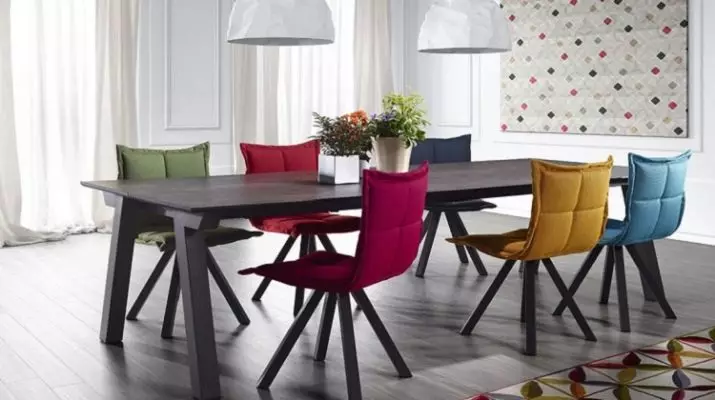 Dizaineru virtuves krēsli (48 fotogrāfijas): stilīgi un neparasti virtuves krēsli, modes plastmasas un velūra modeļi, interesantu dizainu piemēri 21068_15