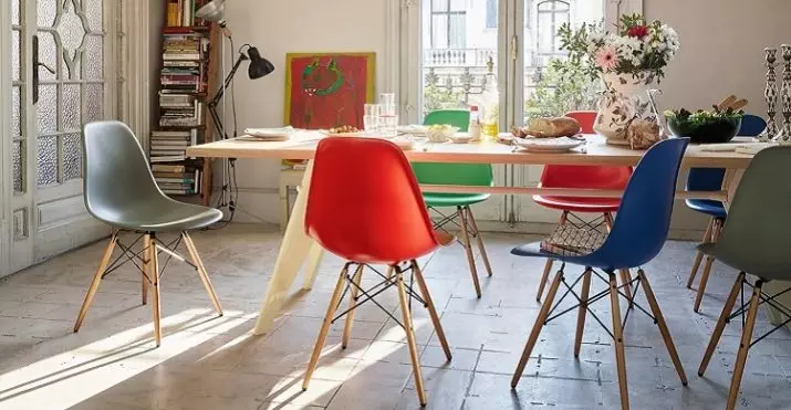 डिजाइनर किचन कुर्सीहरू (48 48 फोटोहरू): स्टाइलिश र असामान्य भान्छा चेरीहरू, फैशनेबल प्लास्टिक र स्लाइड मोडेलहरू, चाखलाग्दो डिजाइनहरूको उदाहरण 21068_2
