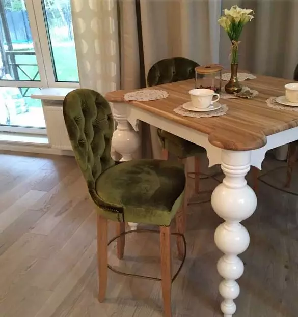 Designer Kitchen Chairs (48 foto): Kursi dapur yang stylish dan tidak biasa, model plastik dan velour yang modis, contoh desain menarik 21068_28