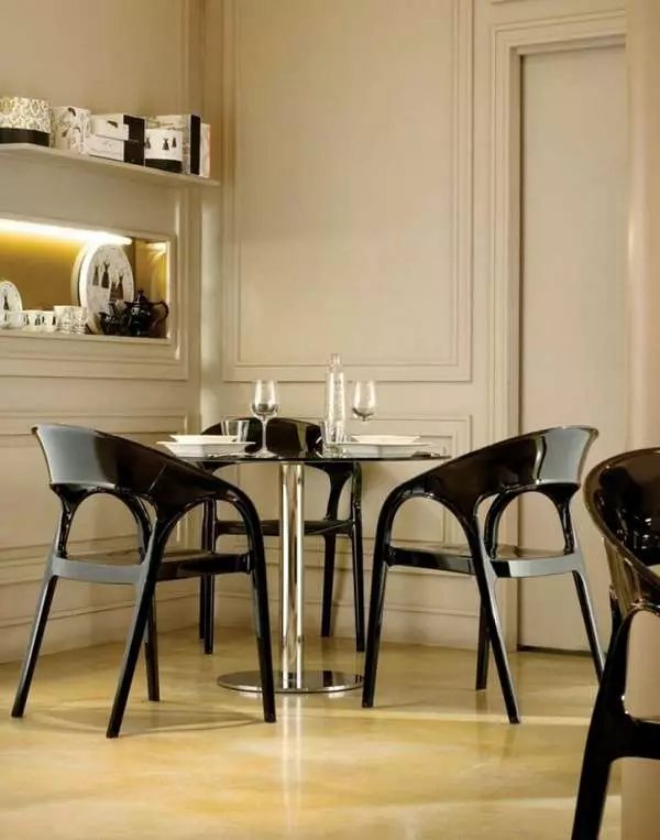 डिजाइनर किचन कुर्सीहरू (48 48 फोटोहरू): स्टाइलिश र असामान्य भान्छा चेरीहरू, फैशनेबल प्लास्टिक र स्लाइड मोडेलहरू, चाखलाग्दो डिजाइनहरूको उदाहरण 21068_7