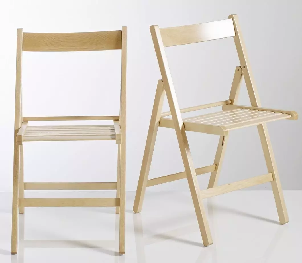 Kerusi kayu untuk dapur (64 foto): Memilih kerusi dapur yang diperbuat daripada kayu dengan belakang, dengan tempat duduk lembut dan armrest 21070_29