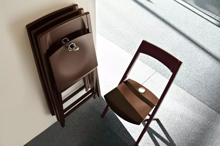 Kerusi kayu untuk dapur (64 foto): Memilih kerusi dapur yang diperbuat daripada kayu dengan belakang, dengan tempat duduk lembut dan armrest 21070_32