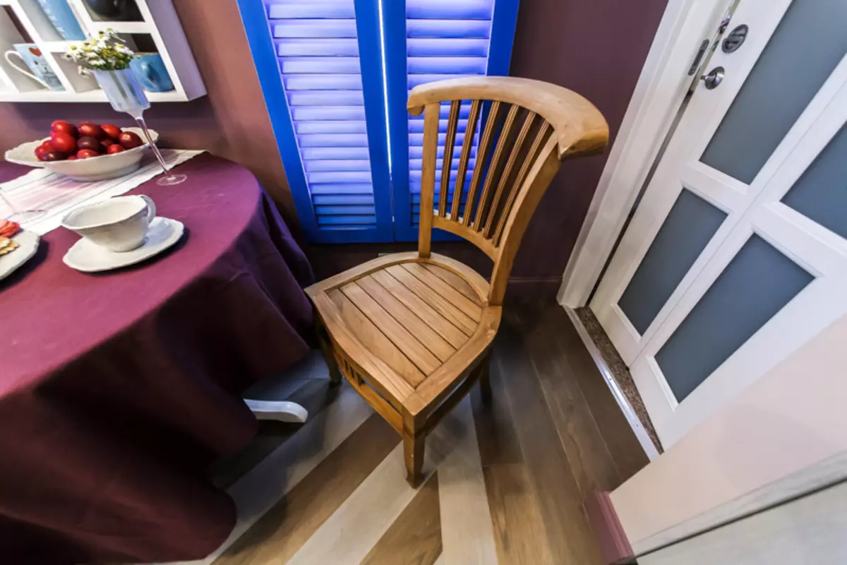 Kerusi kayu untuk dapur (64 foto): Memilih kerusi dapur yang diperbuat daripada kayu dengan belakang, dengan tempat duduk lembut dan armrest 21070_38