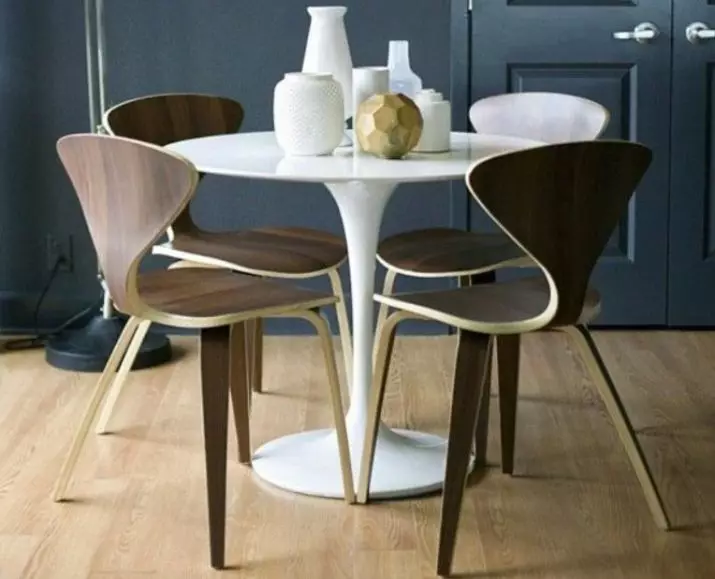 Kerusi kayu untuk dapur (64 foto): Memilih kerusi dapur yang diperbuat daripada kayu dengan belakang, dengan tempat duduk lembut dan armrest 21070_64