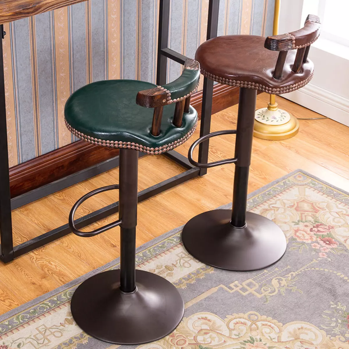 Cadeiras de cociña nun marco metálico (68 fotos): cadeiras de cociña cun respaldo en marco metálico, modelos de aceiro de cromo e cadeiras con pernas metálicas 21071_17