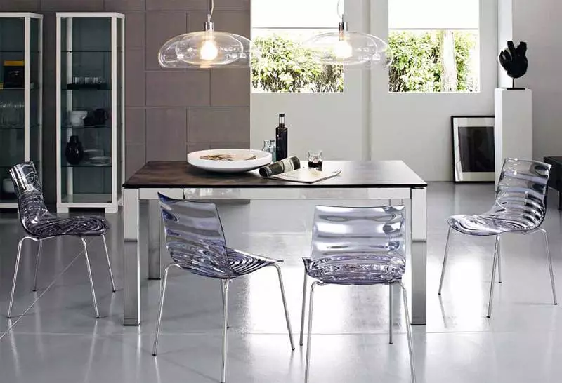 在金属框架上的厨房椅子（68张照片）：厨房椅子与金属框架上的靠背，铬钢模型和金属腿的椅子 21071_24