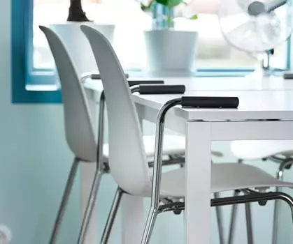 เก้าอี้ห้องครัวบนกรอบโลหะ (68 รูป): เก้าอี้ห้องครัวที่มีพนักพิงบนกรอบโลหะรุ่นเหล็กโครเมี่ยมและเก้าอี้ที่มีขาโลหะ 21071_29