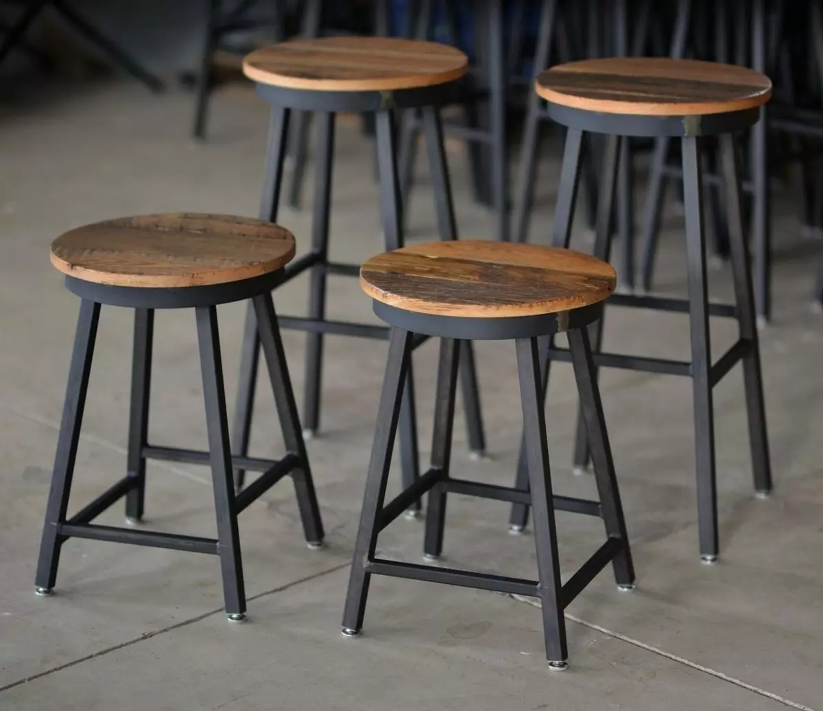 Стільці для кухні на металевому каркасі (68 фото): кухонні стільці зі спинкою на металлокаркасе, хромовані залізні моделі і стільці з ніжками з металу 21071_31