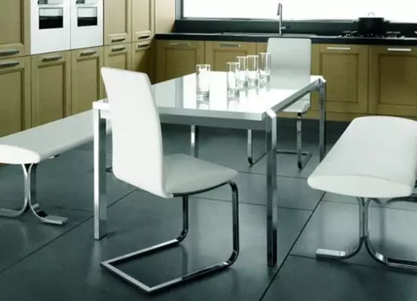Cadeiras de cozinha em um quadro de metal (68 fotos): cadeiras de cozinha com um encosto em moldura de metal, modelos de aço cromado e cadeiras com pernas de metal 21071_6