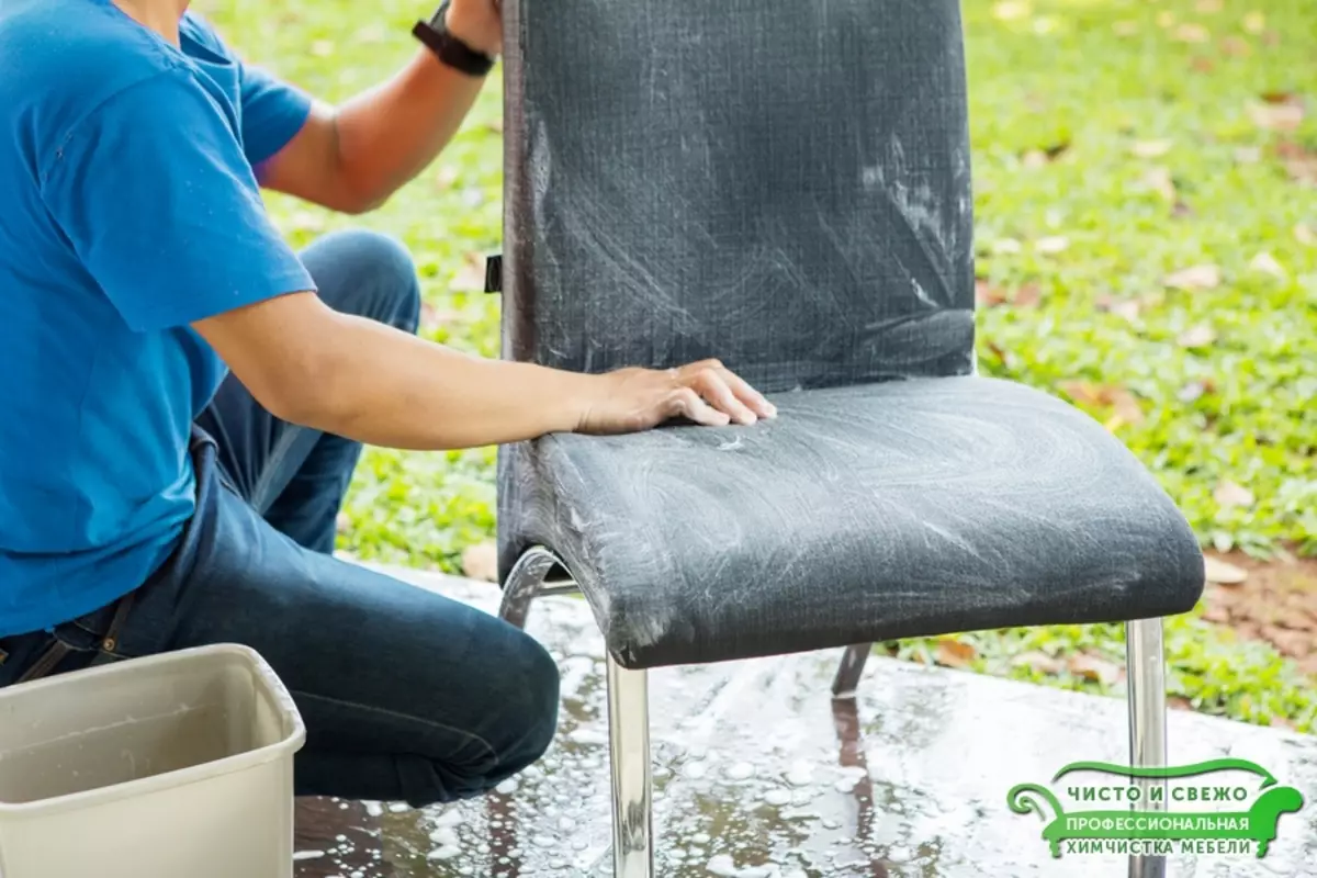 почистить кресло в домашних условиях от грязи