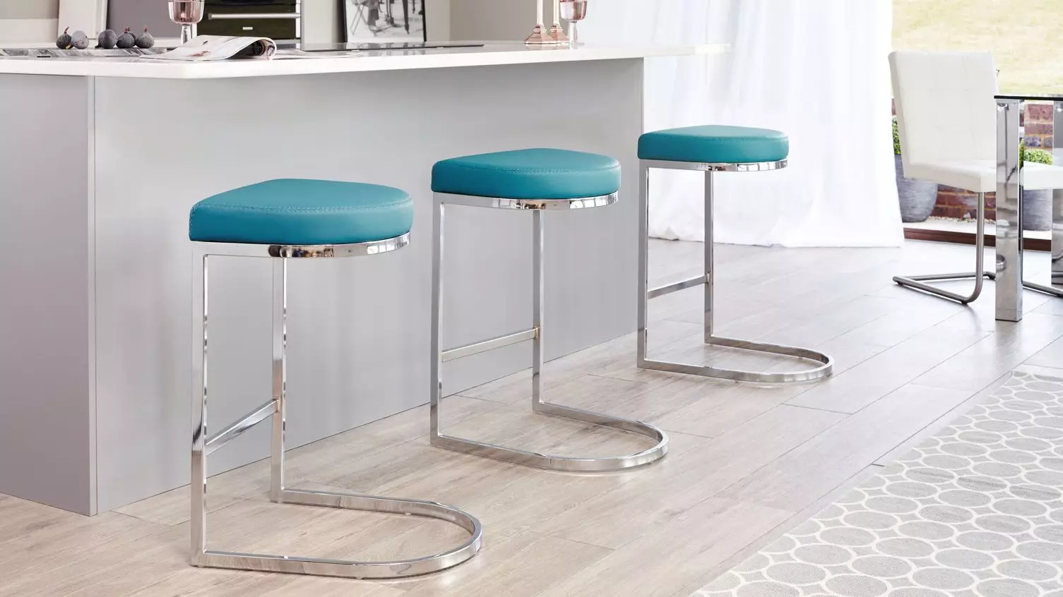 Soft stools for the kitchen (33 photos): selection of wooden and metal kitchen stool with a padded seat, stylish circular pattern in the interior 21072_17