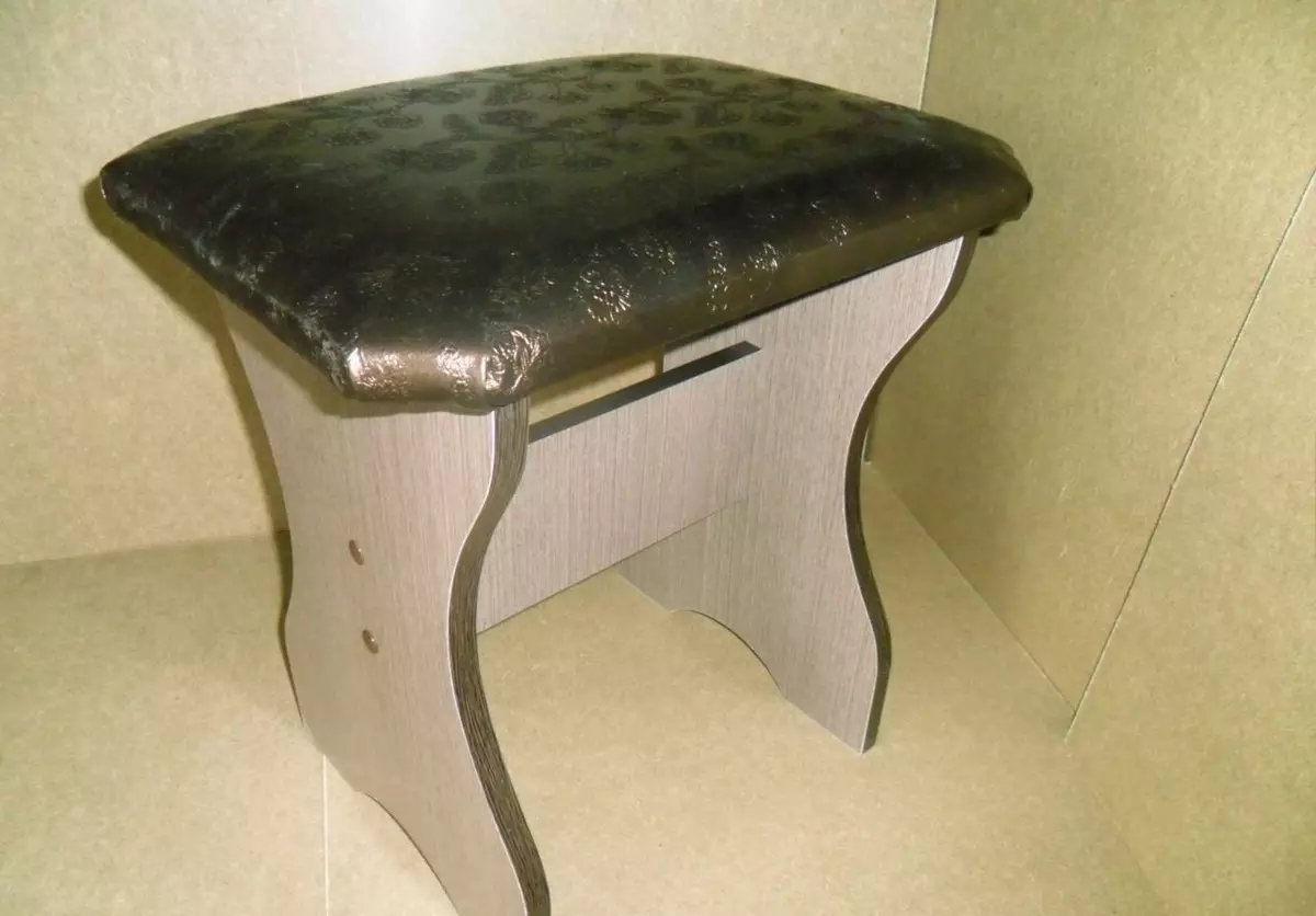 Mehki stoli za kuhinjo (33 fotografije): izbor lesenih in kovinskih kuhinjskih stolov z mehkimi sedeži, elegantni okrogli modeli v notranjosti 21072_9