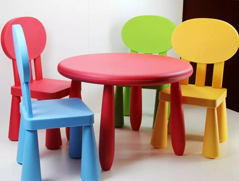 Muoviset tuolit keittiölle (29 valokuvaa): malli metallikehyksessä, tyylikkäissä muovi keittiötuoleja ja muuta väriä sisustuksessa 21073_10