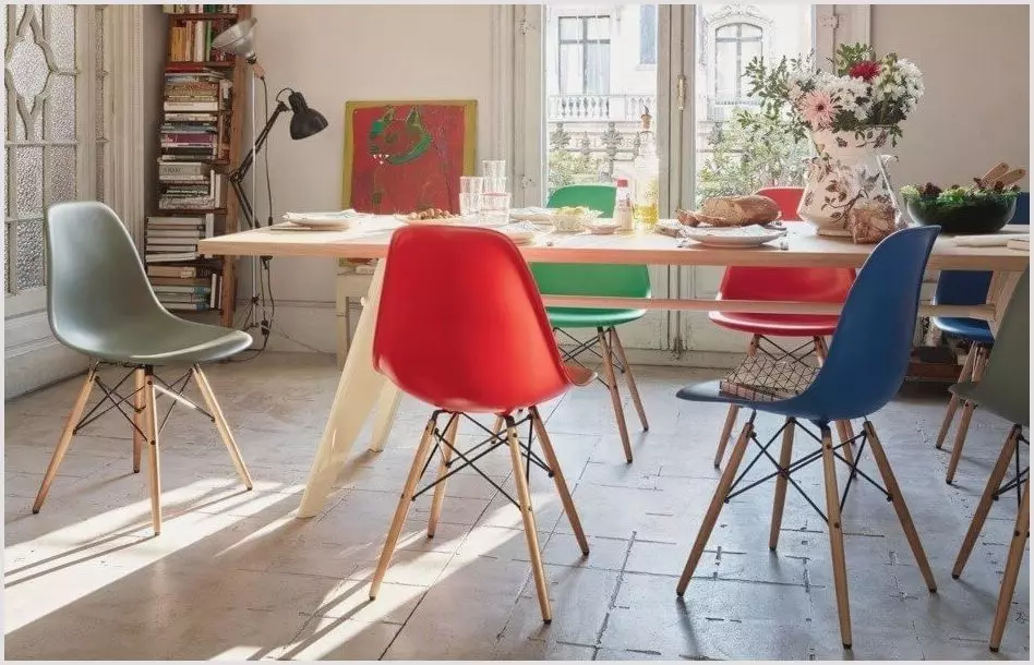 Muoviset tuolit keittiölle (29 valokuvaa): malli metallikehyksessä, tyylikkäissä muovi keittiötuoleja ja muuta väriä sisustuksessa 21073_11