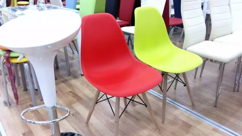 Plastmasas krēsli virtuvei (29 fotogrāfijas): modeļa izvēle uz metāla rāmja, stilīgu plastmasas virtuves krēsliem un citu krāsu interjerā 21073_15