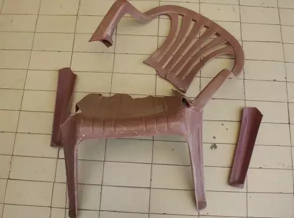Mutfak için plastik sandalyeler (29 fotoğraf): Bir metal çerçeve üzerinde bir model seçimi, şık plastik mutfak sandalyeleri ve iç mekandaki diğer renkler 21073_16