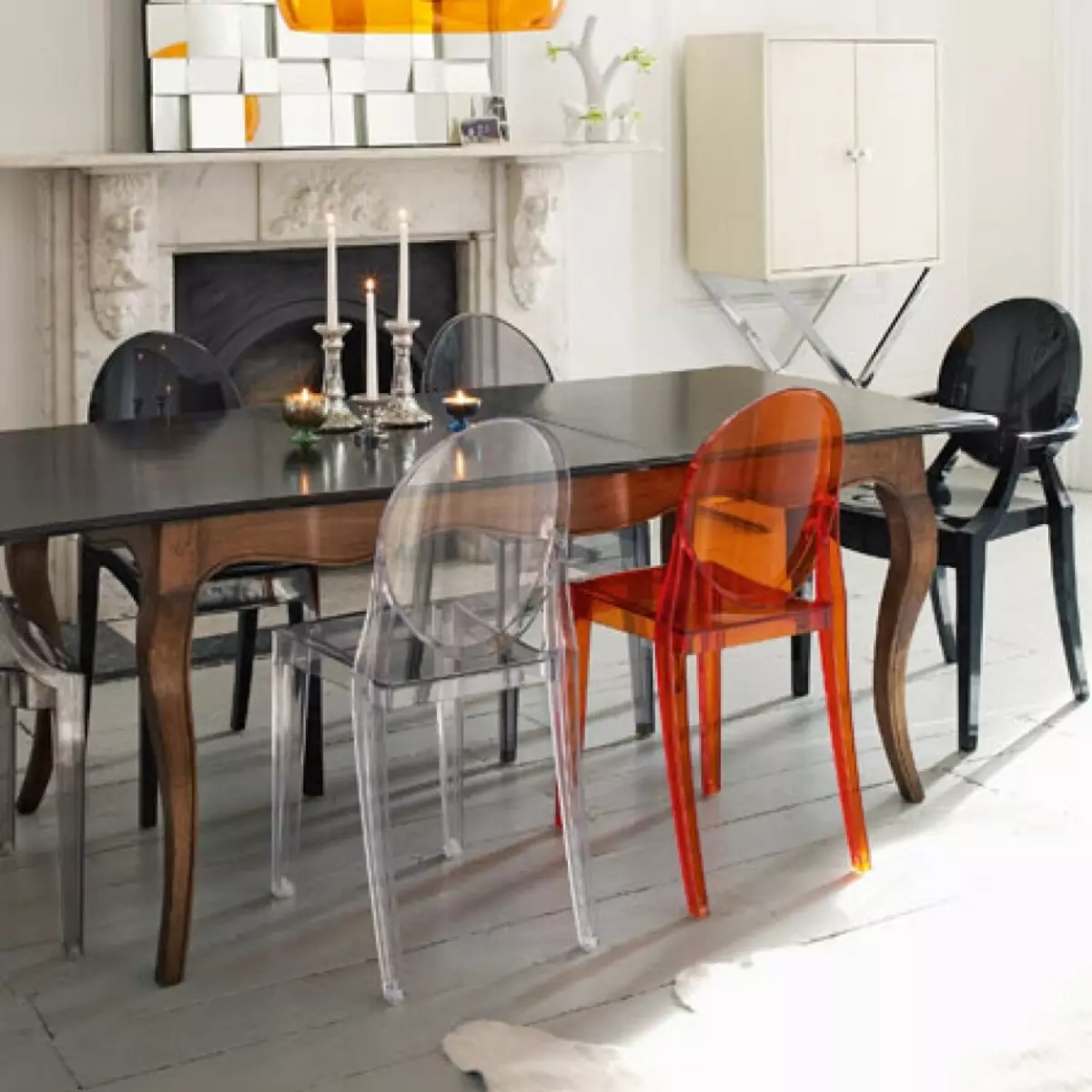 Cadeiras de plástico para cozinha (29 fotos): Seleção de um modelo em um quadro de metal, cadeiras de cozinha plásticas elegantes e outra cor no interior 21073_17