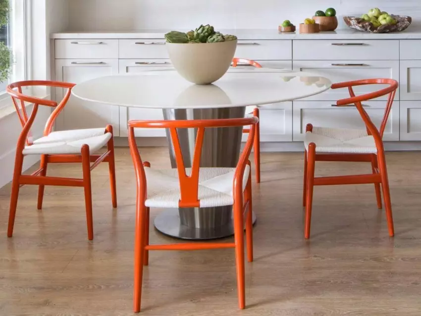 Plastmasas krēsli virtuvei (29 fotogrāfijas): modeļa izvēle uz metāla rāmja, stilīgu plastmasas virtuves krēsliem un citu krāsu interjerā 21073_19