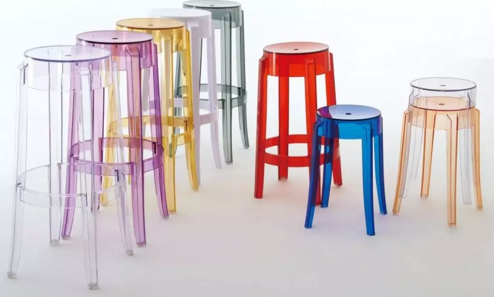 Plastmasas krēsli virtuvei (29 fotogrāfijas): modeļa izvēle uz metāla rāmja, stilīgu plastmasas virtuves krēsliem un citu krāsu interjerā 21073_21