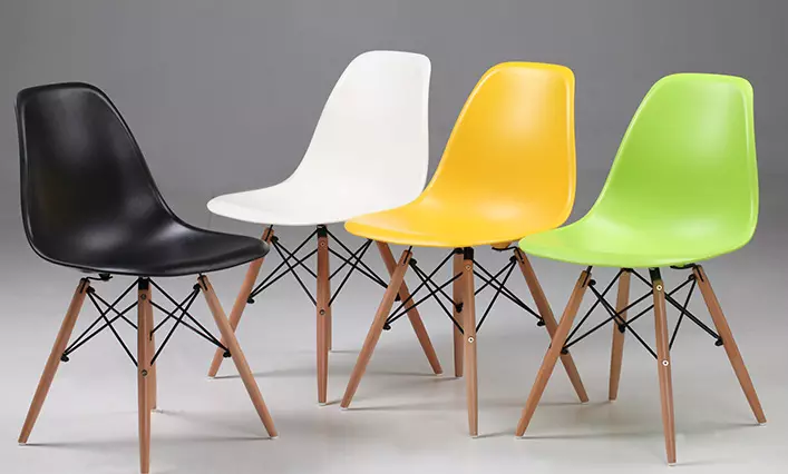 부엌 용 플라스틱 의자 (29 장의 사진) : 금속 프레임에 모델 선택, 세련된 플라스틱 주방 의자 및 내부의 다른 색상 21073_22